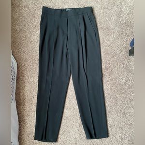 Excellent Used Conan Cropped Pant from Aritzia 
Colour Black
Size 2